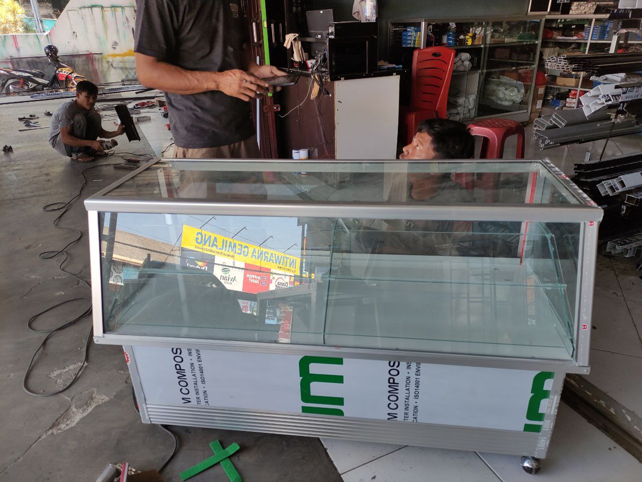 Proyek etalase toko