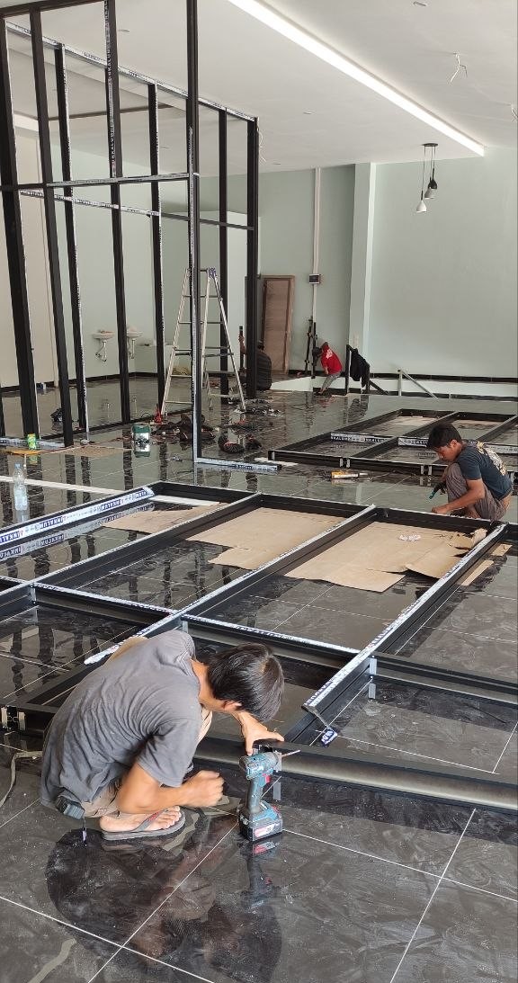 Tukang memasang rangka partisi aluminium